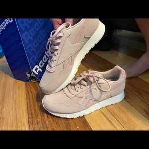 Reebok pink tennis shoes